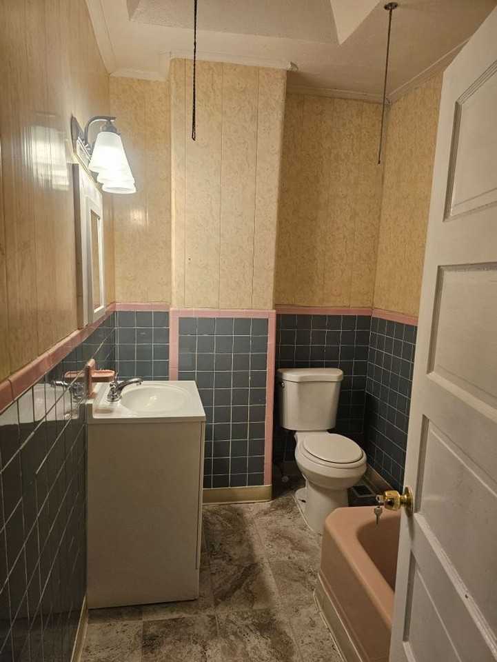 5636 N Lawrence St - Photo 2 of 8