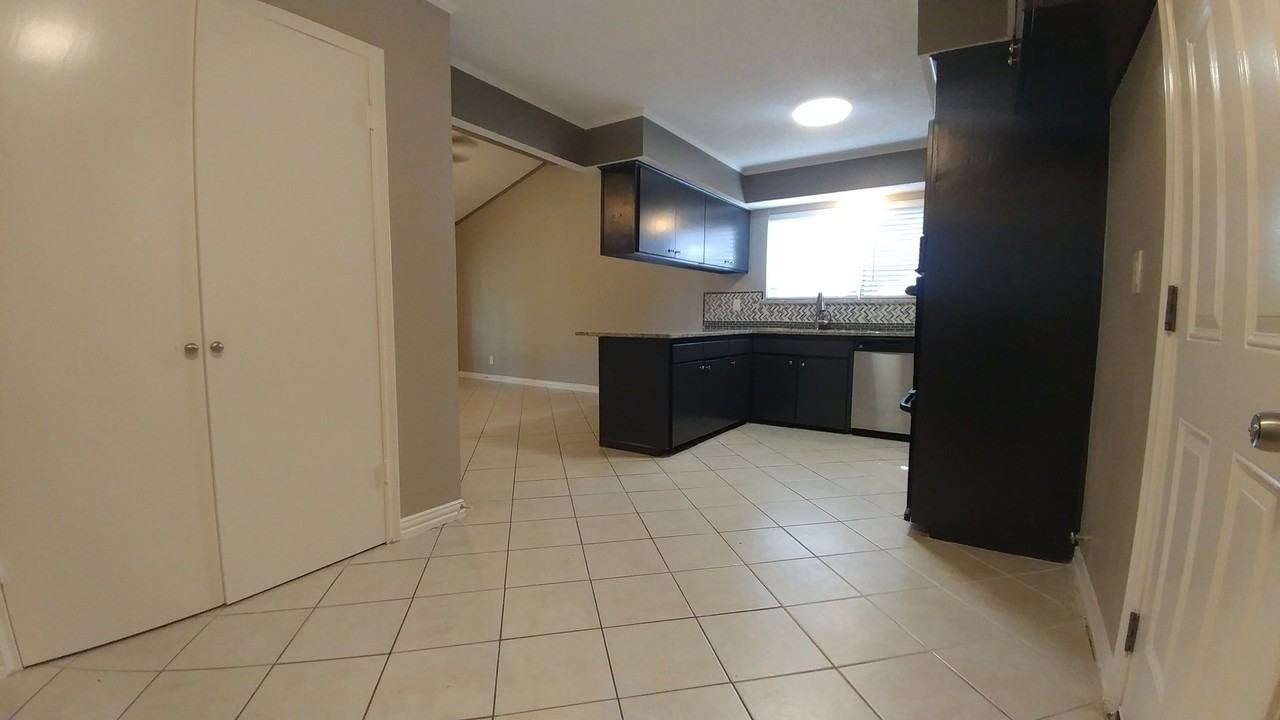 1402 Meadow Way - Photo 3 of 12