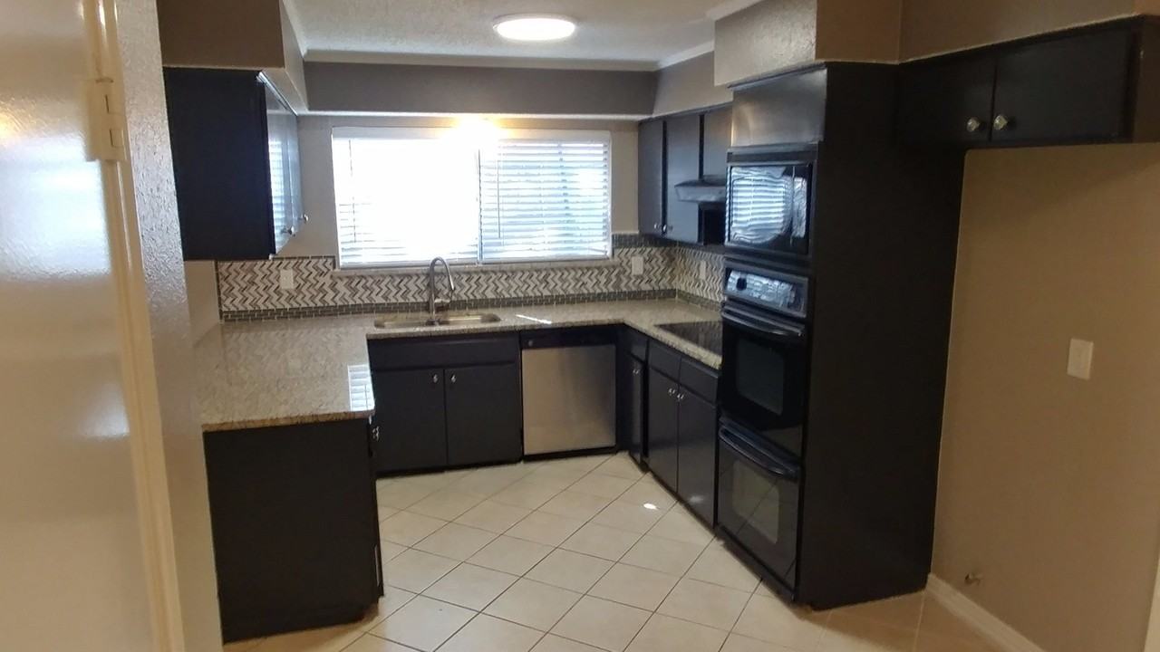 1402 Meadow Way - Photo 4 of 12
