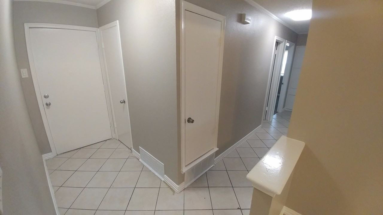 1402 Meadow Way - Photo 5 of 12