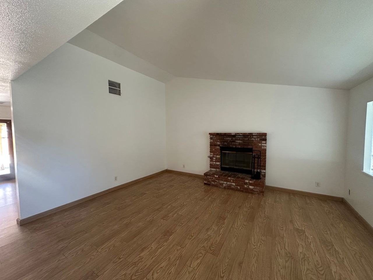 431 Jacobs Ct - Photo 2 of 16