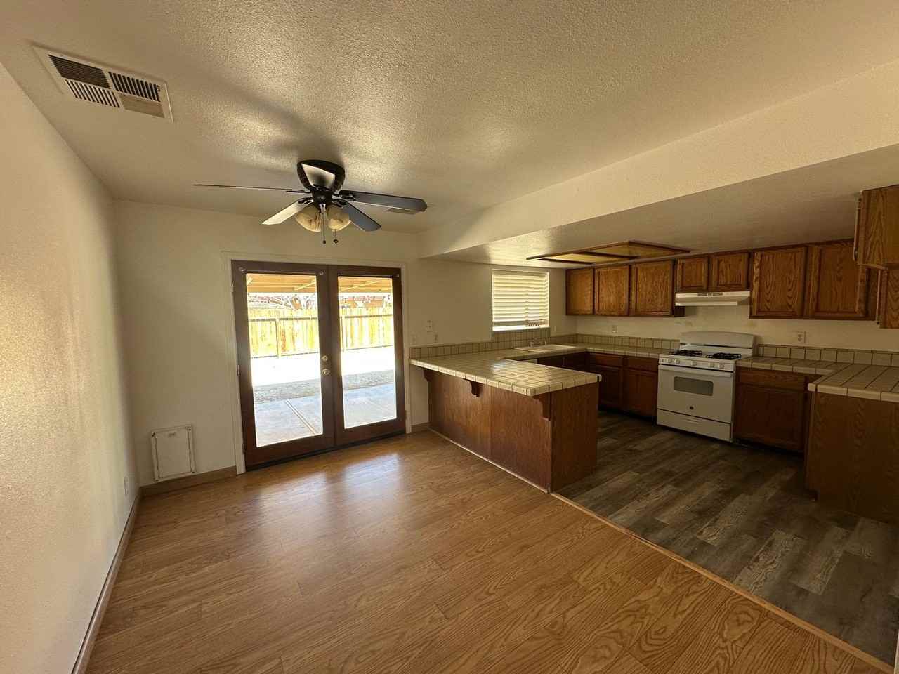 431 Jacobs Ct - Photo 4 of 16