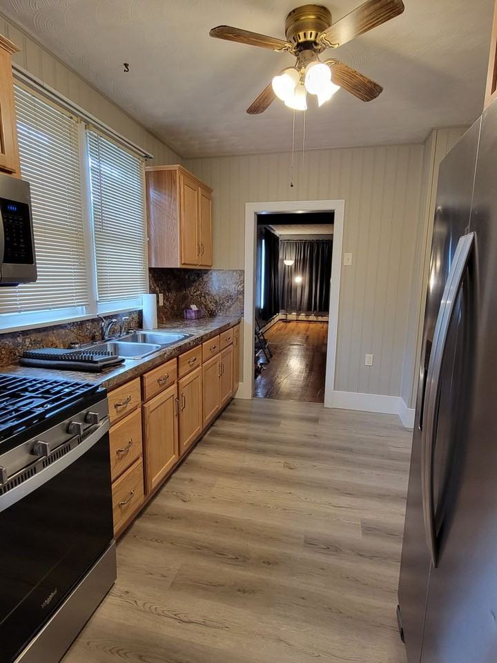 137 Maple Ave - Photo 4 of 32