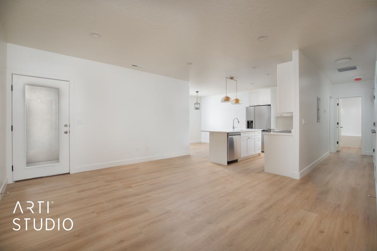 1020 E 20 N - Photo 5 of 9