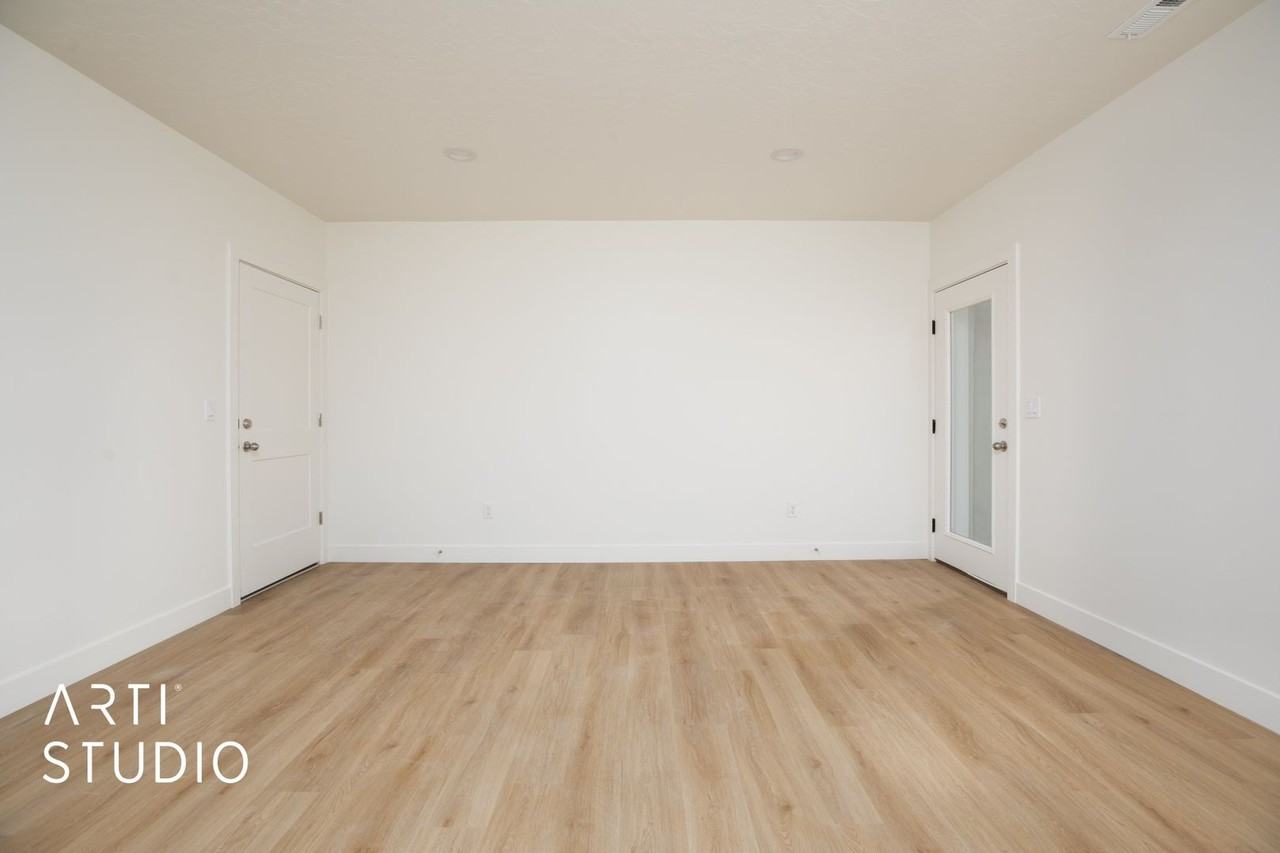 1020 E 20 N - Photo 6 of 9