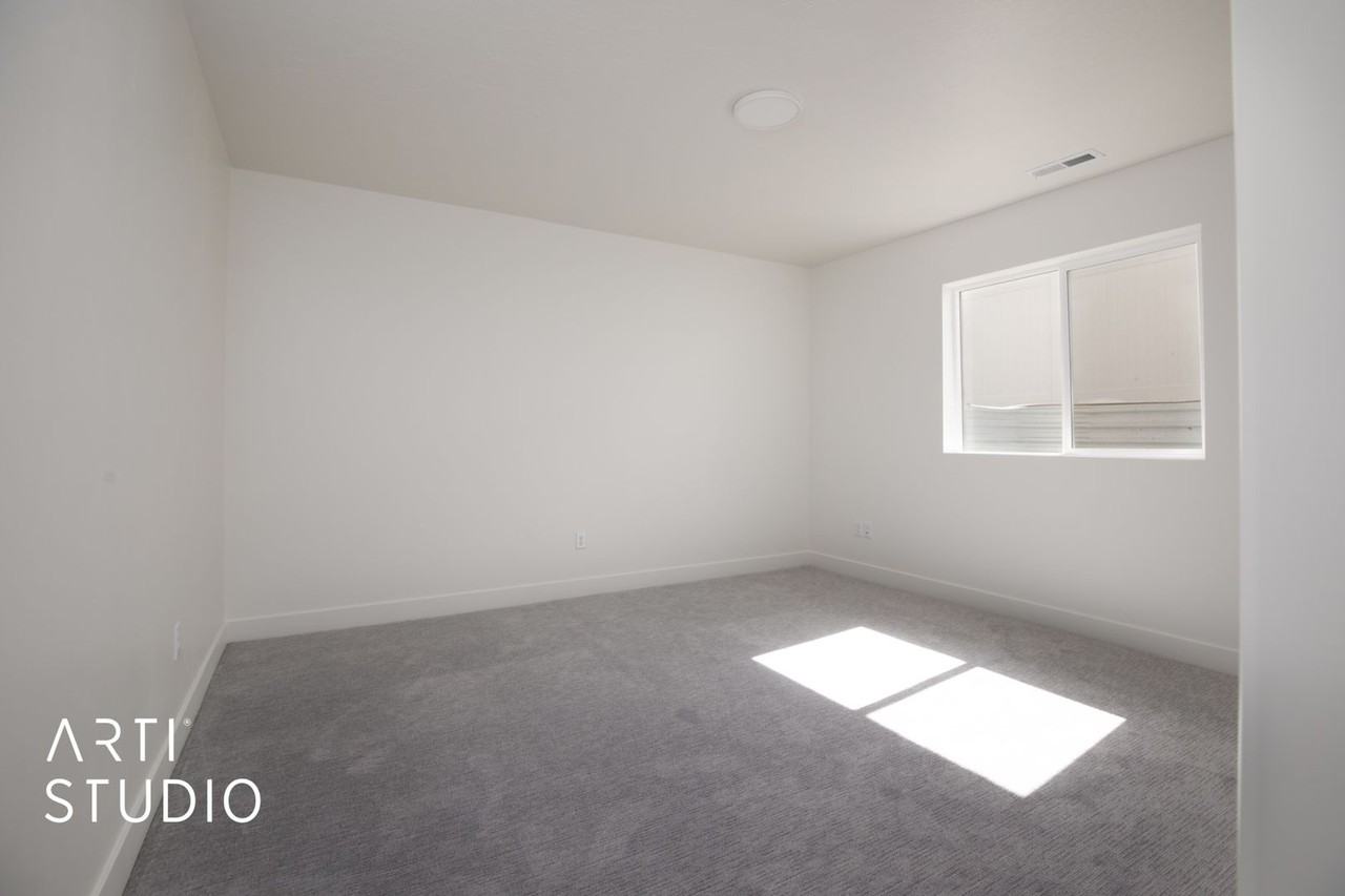1020 E 20 N - Photo 7 of 9