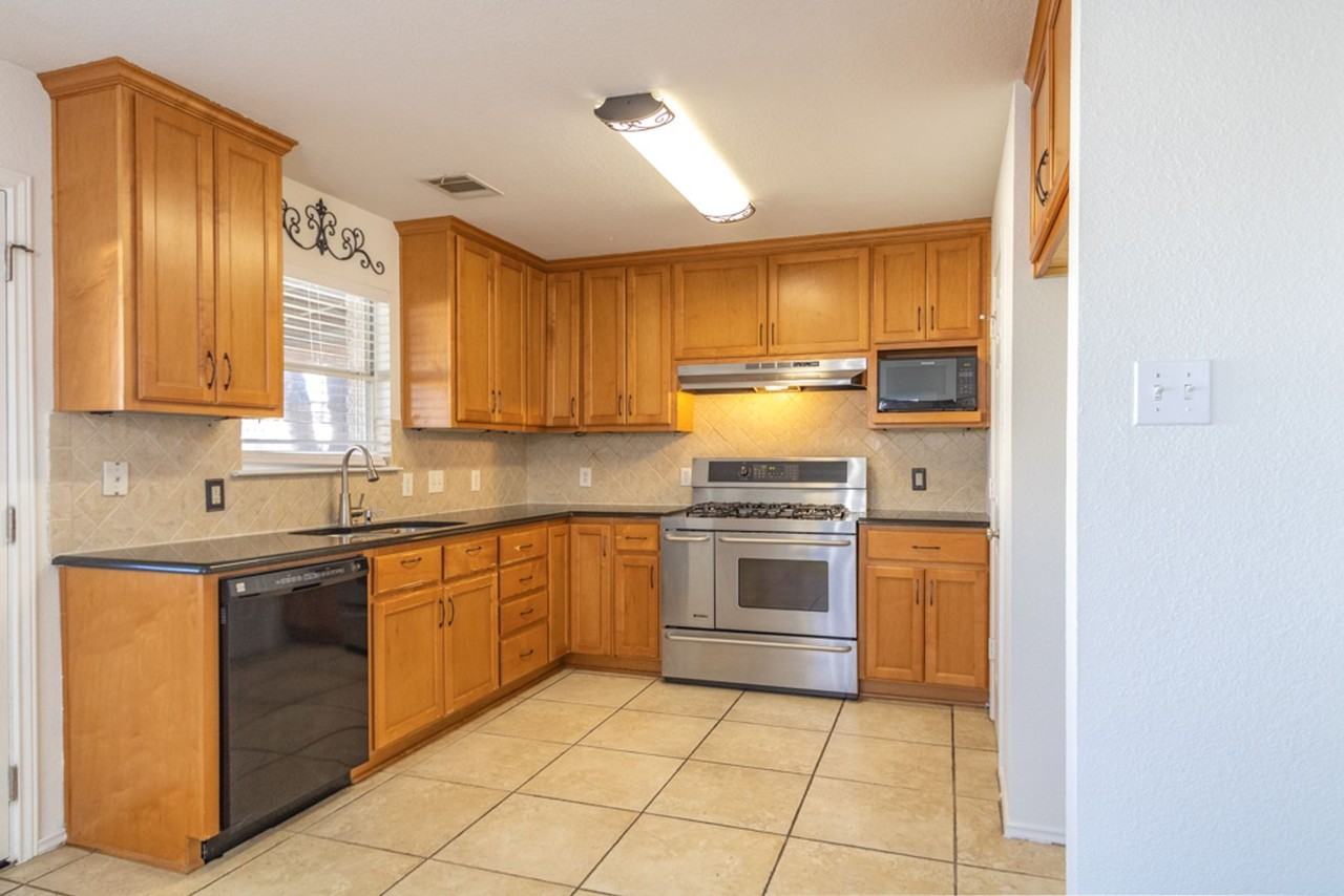 3813 Top Rock Ln - Photo 2 of 28