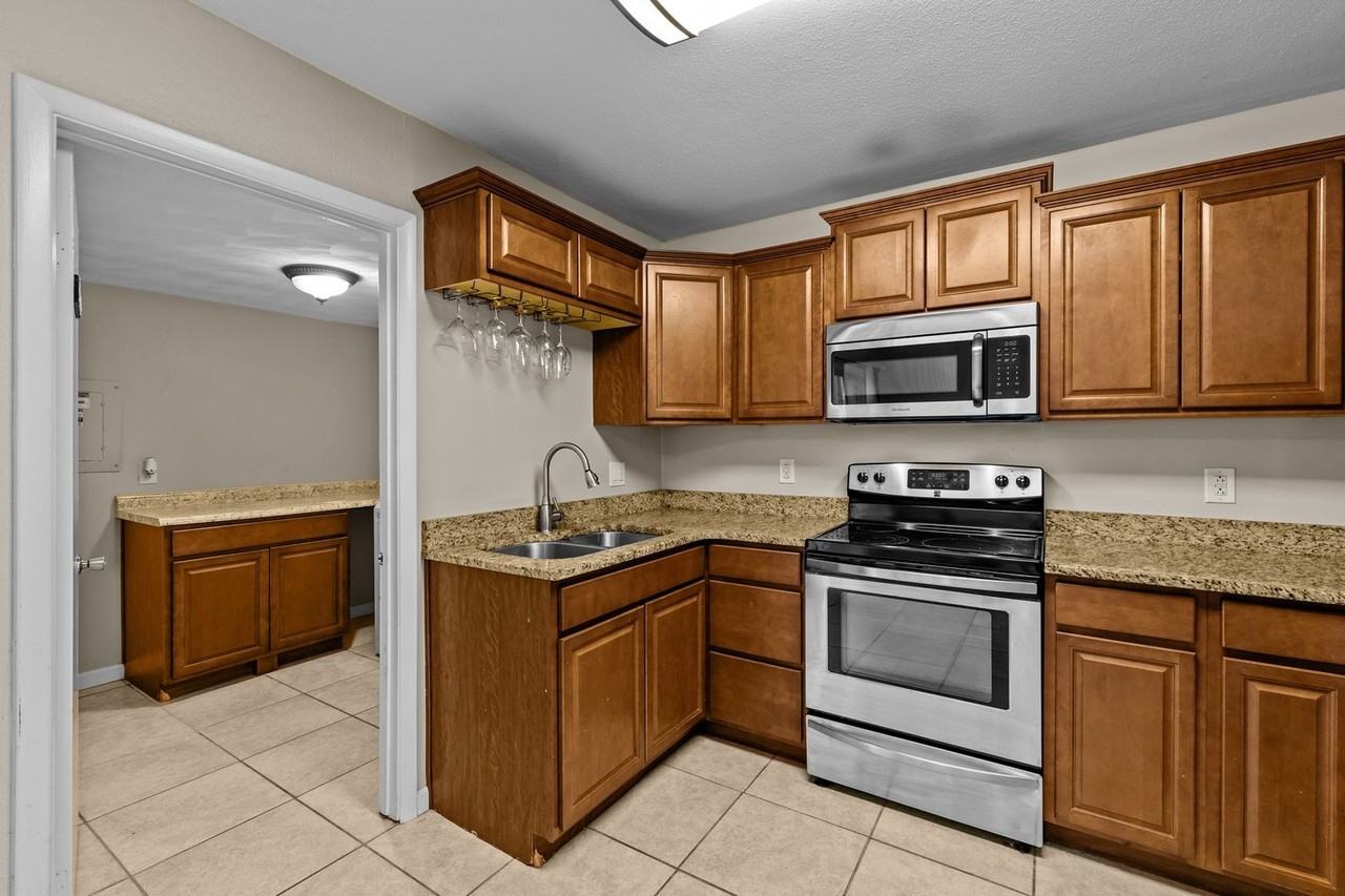 1221 Clydesdale Ln - Photo 3 of 23