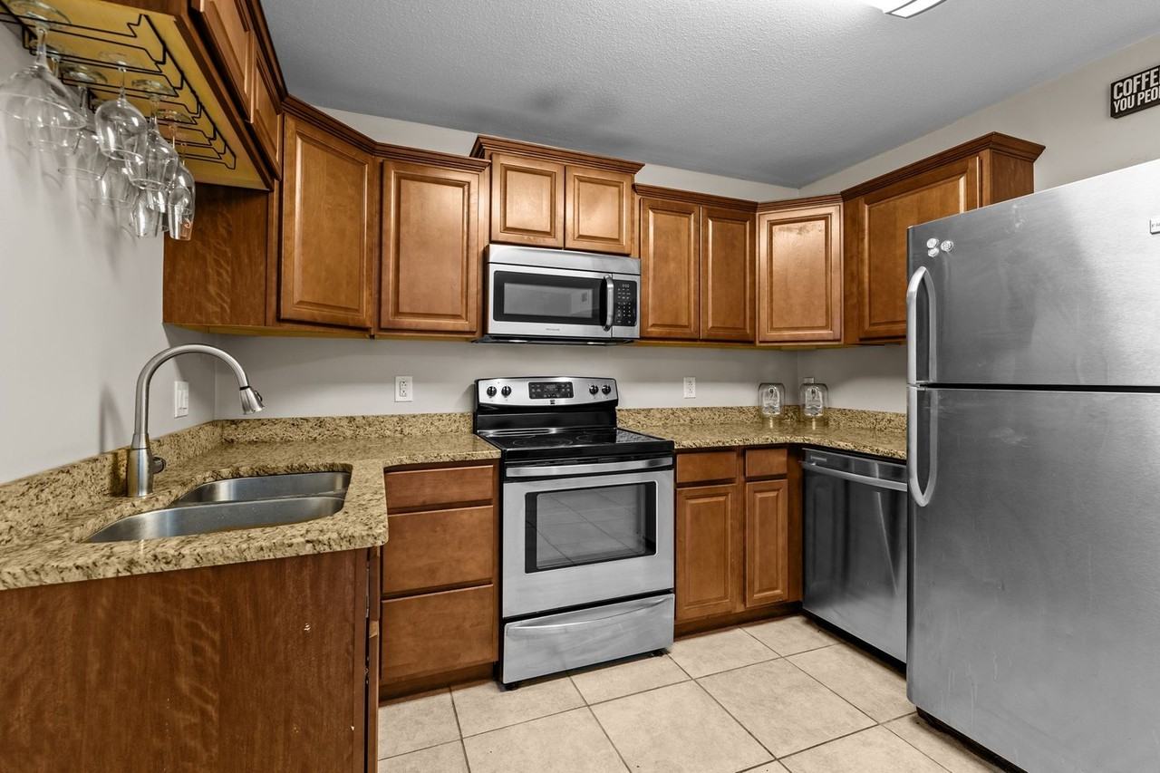 1221 Clydesdale Ln - Photo 4 of 23