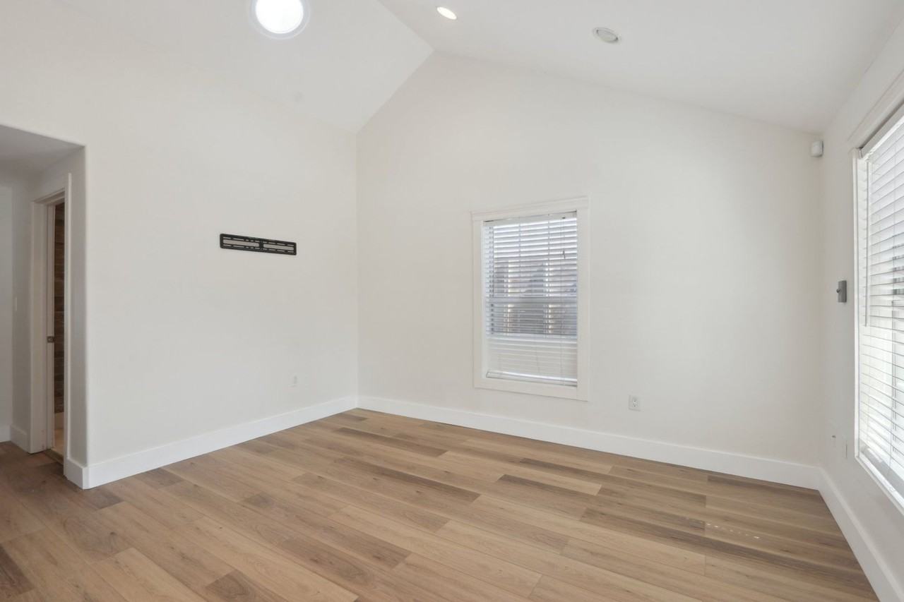 2110 E 16th St - Photo 2 of 28