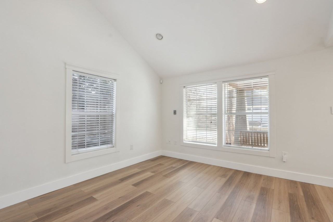 2110 E 16th St - Photo 3 of 28