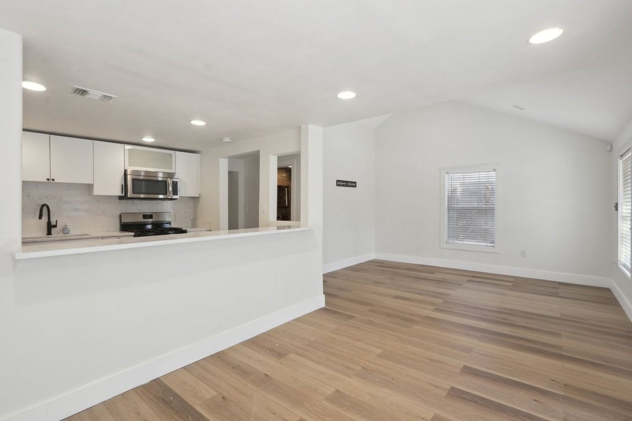 2110 E 16th St - Photo 5 of 28