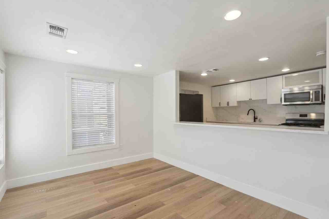 2110 E 16th St - Photo 6 of 28