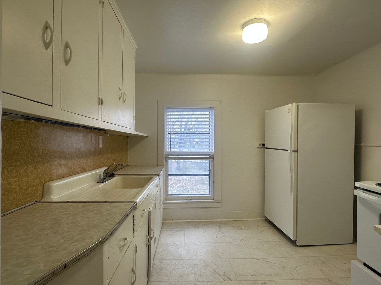 219 N Huron St - Photo 3 of 5