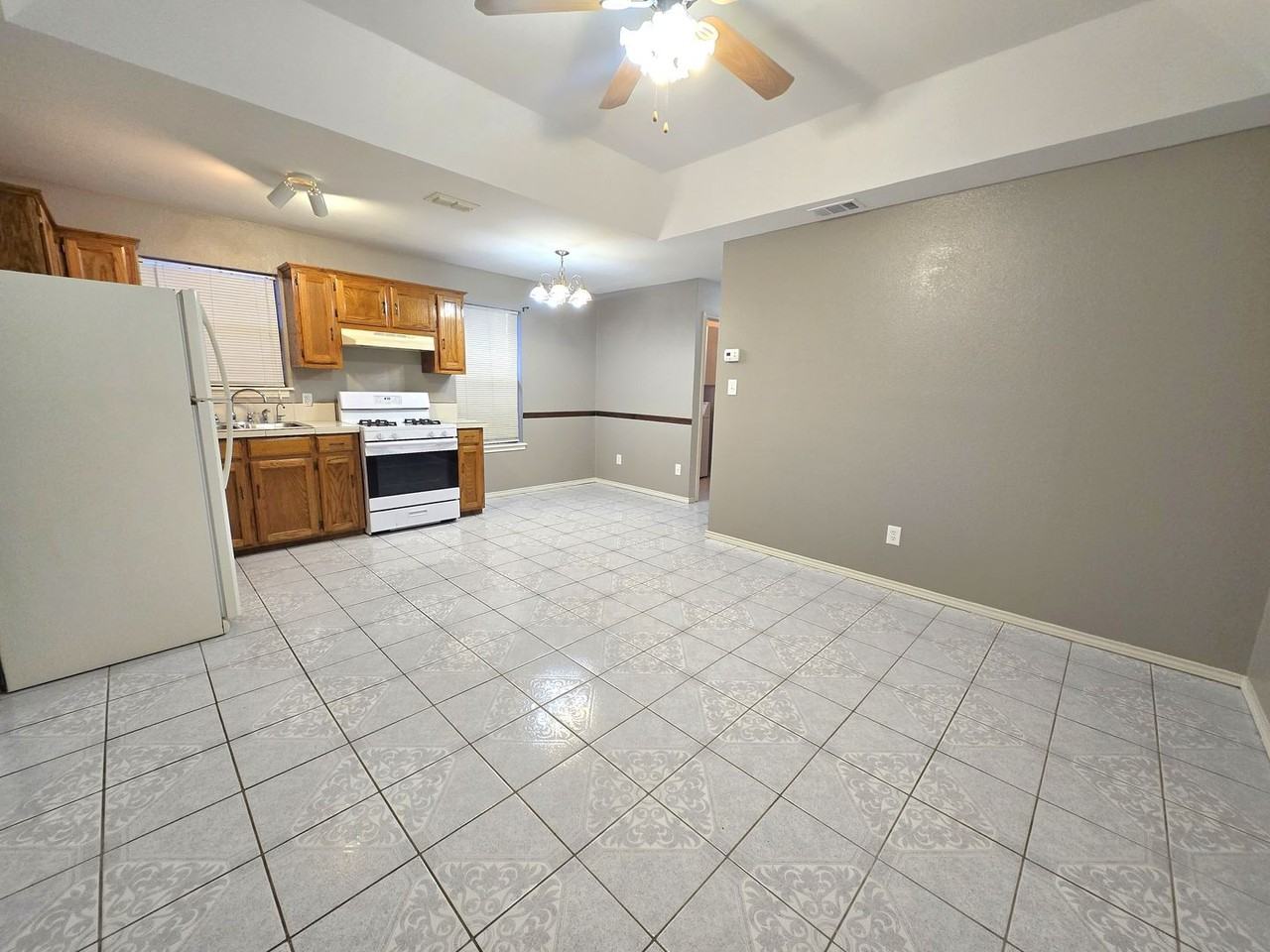 914 W Pierce Ave - Photo 2 of 10