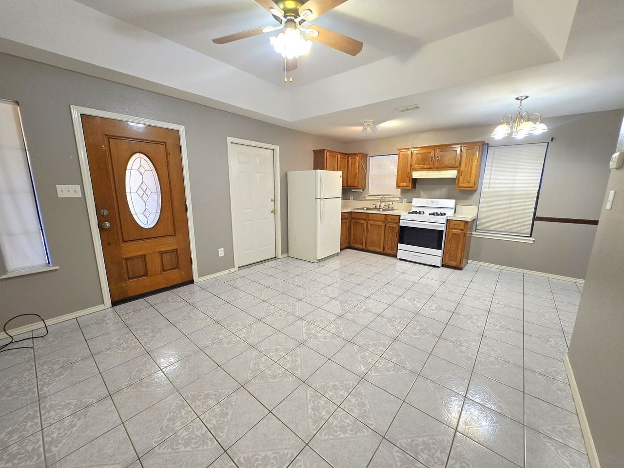 914 W Pierce Ave - Photo 3 of 10
