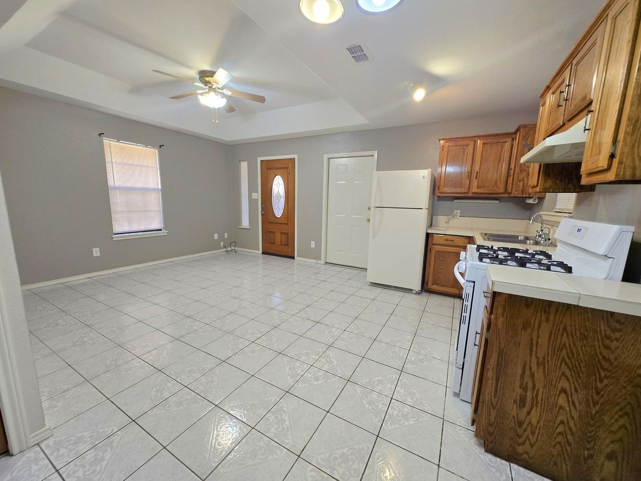 914 W Pierce Ave - Photo 4 of 10