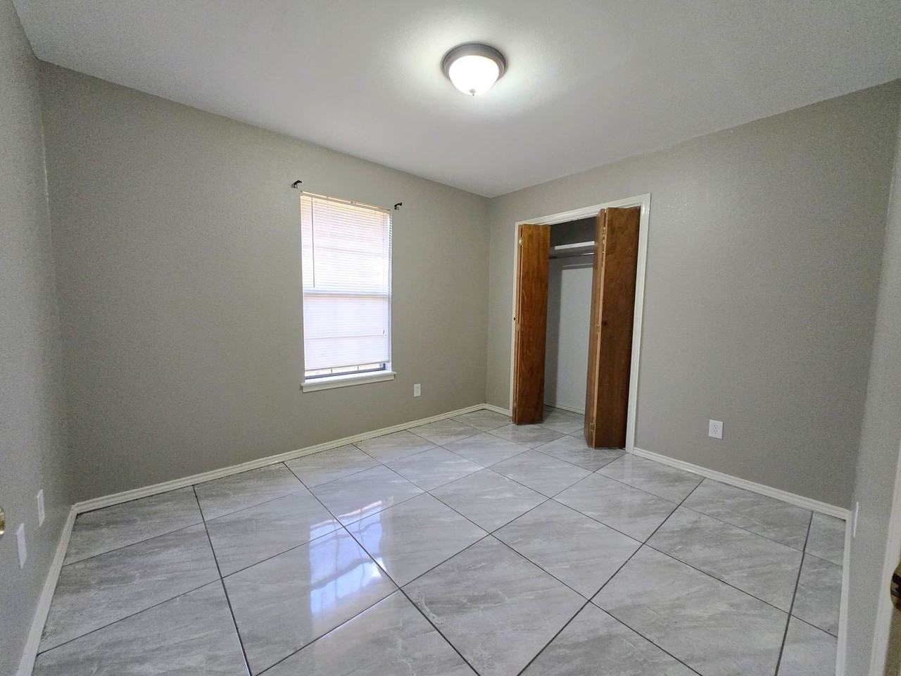 914 W Pierce Ave - Photo 7 of 10