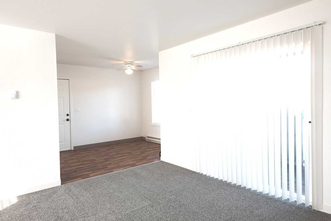 Cedars in Sweethome ** Walk in Closets, on site laundry in a lovely Community - Photo 7 of 50