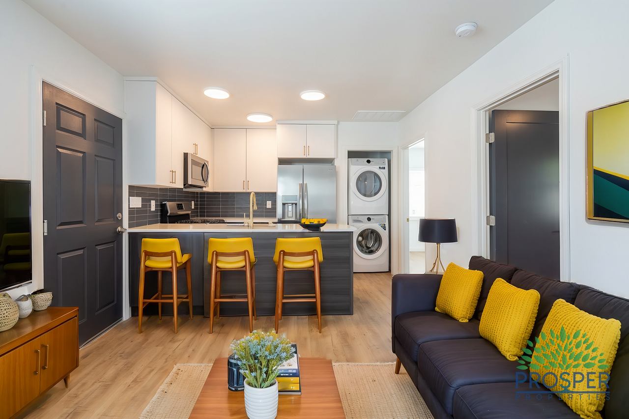 2901 Bellevue - Photo 2 of 7