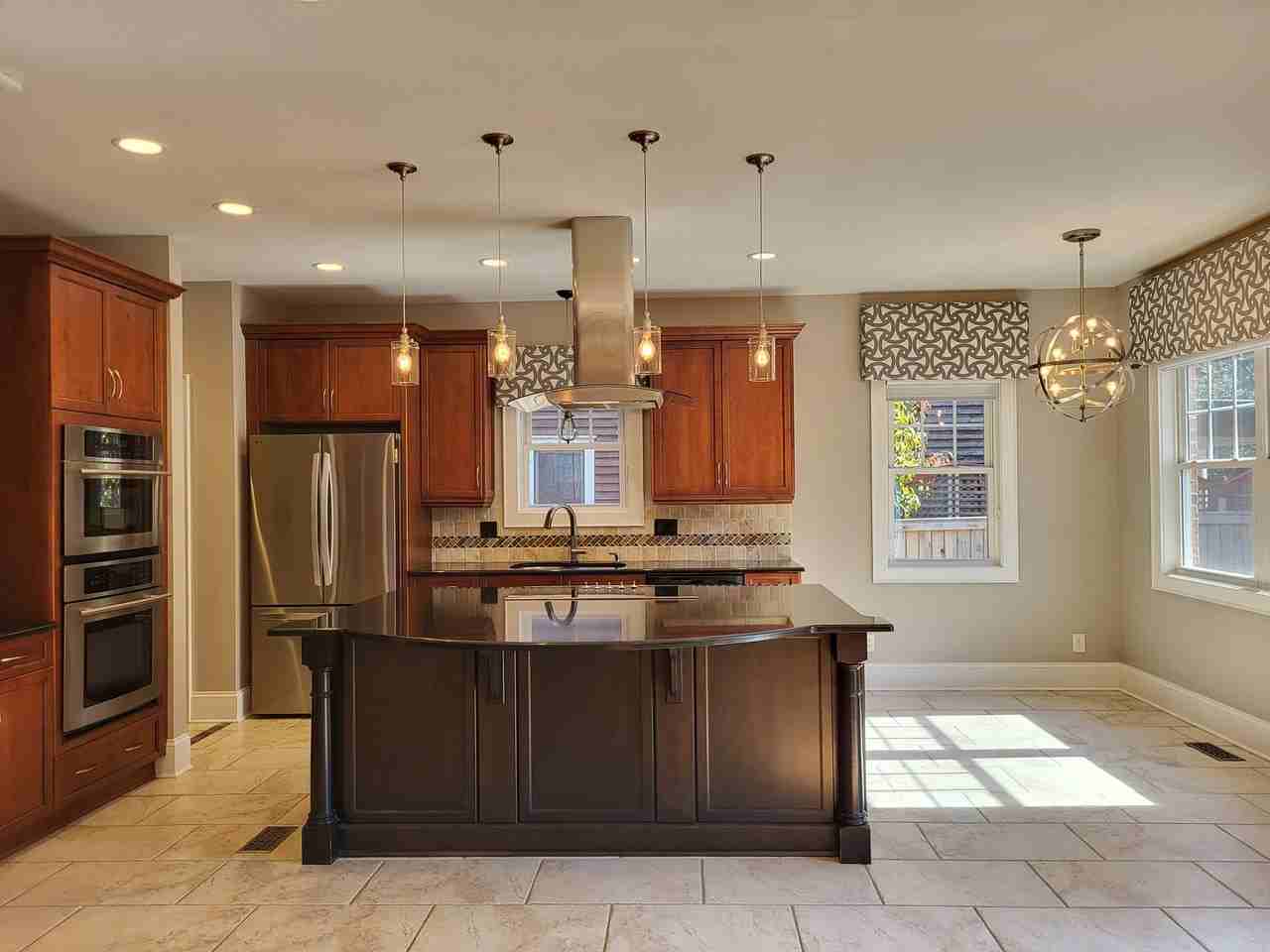2010 Bay St - Photo 3 of 29