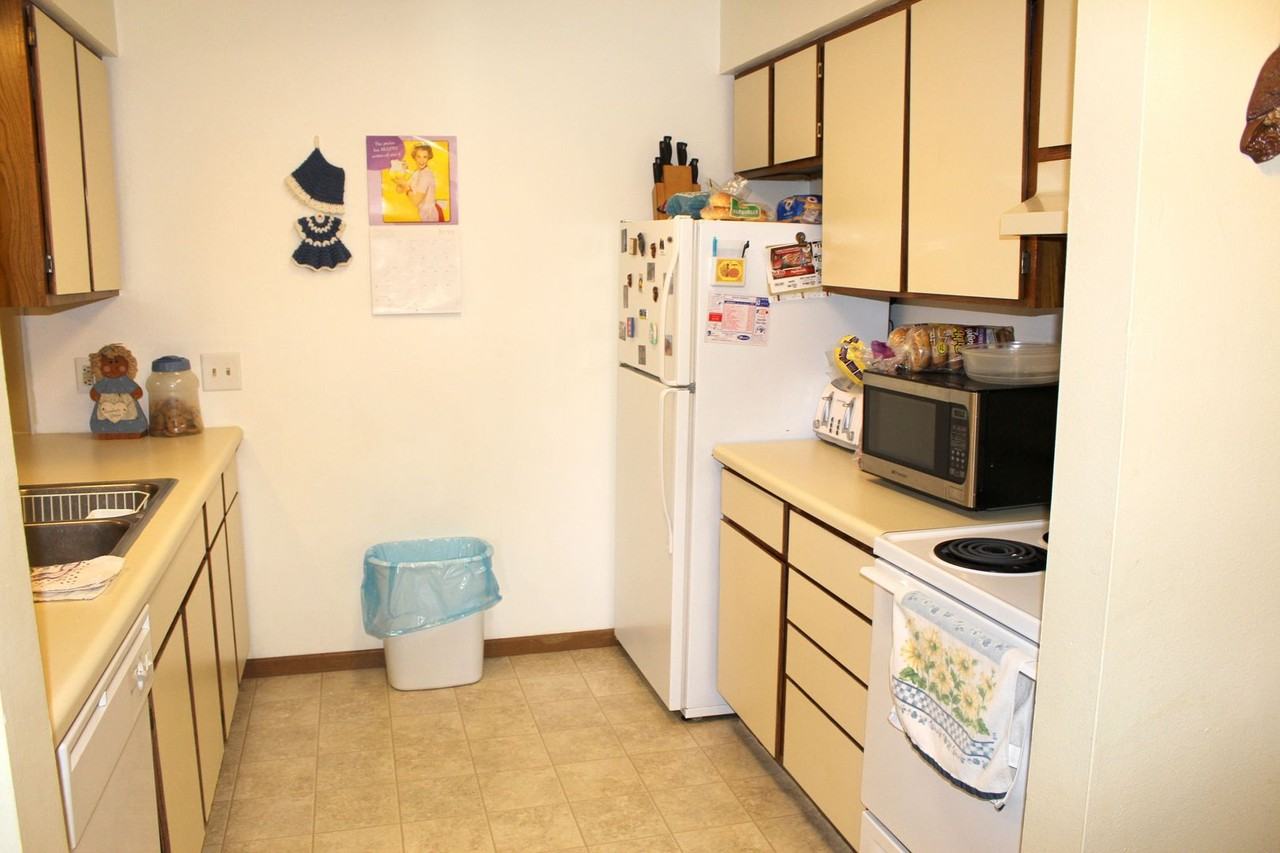 Sun Vista Apartments - Photo 3 of 8