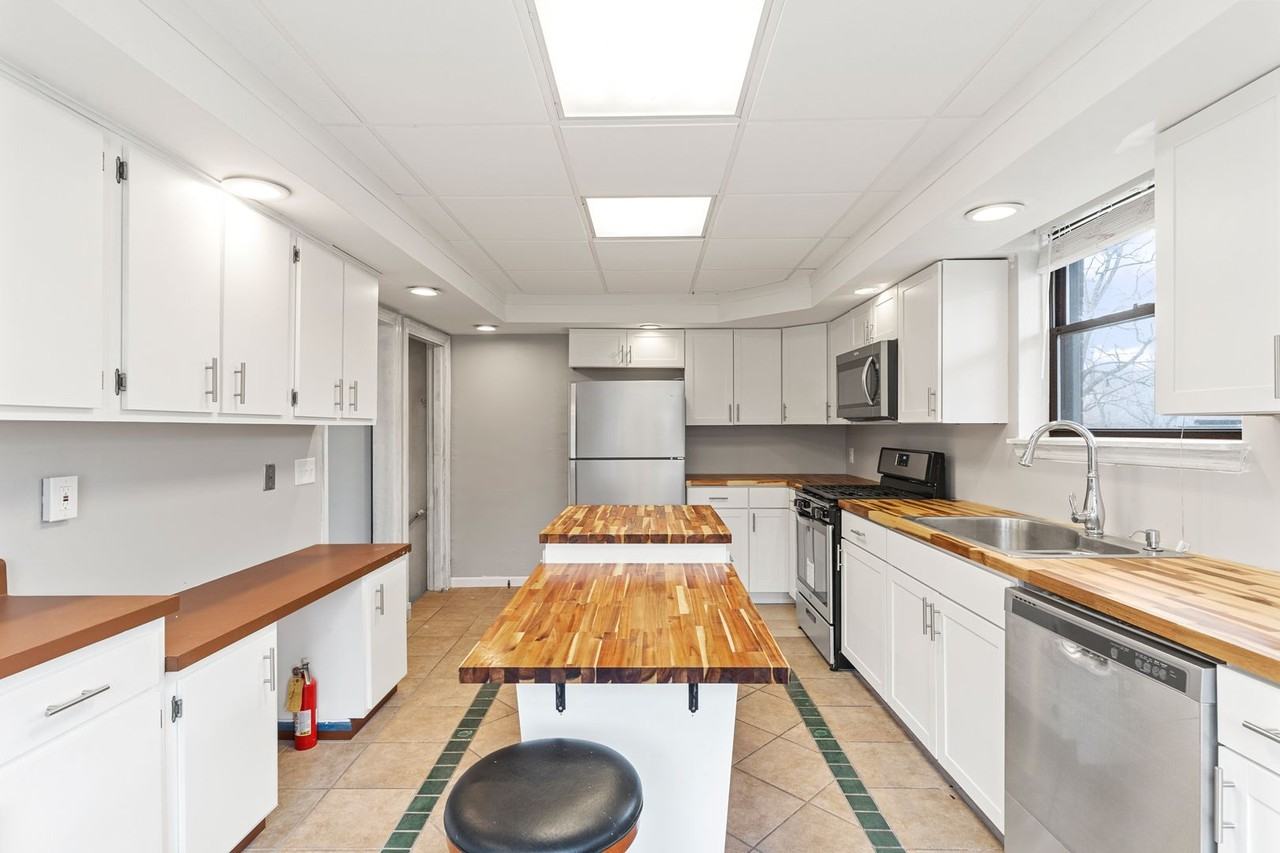 1945 W Beckert Ave - Photo 2 of 23