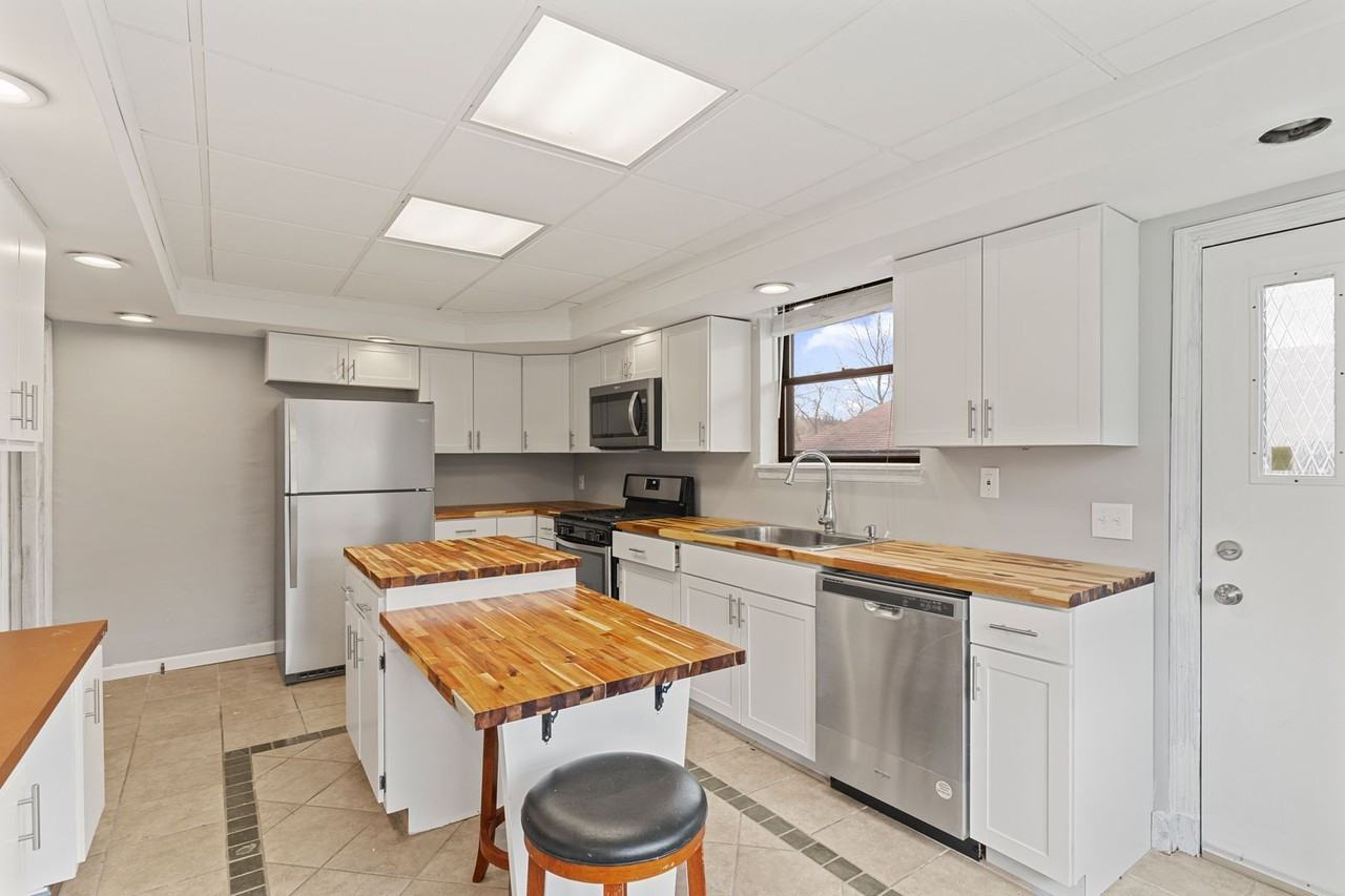 1945 W Beckert Ave - Photo 3 of 23