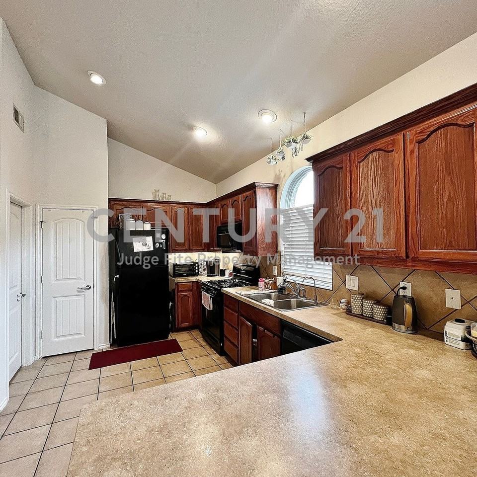 7907 Joshua Tree Ct - Photo 3 of 11