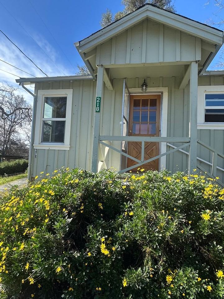 218 Saratoga Rd - Photo 2 of 10