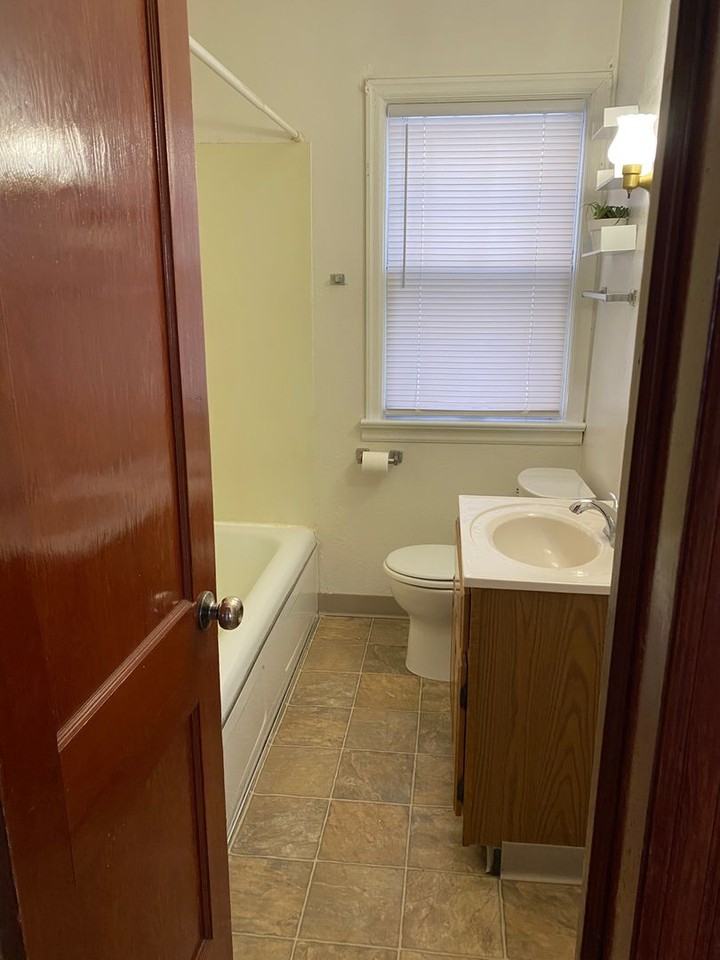 137 4th Ave W - Photo 5 of 8