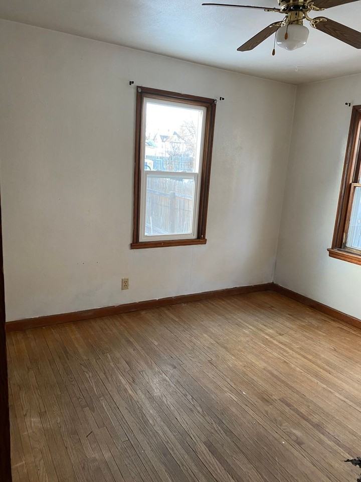 137 4th Ave W - Photo 4 of 8