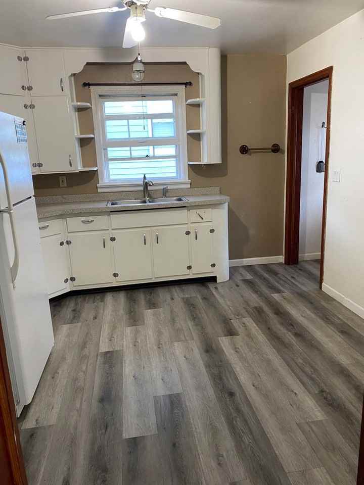 137 4th Ave W - Photo 3 of 8