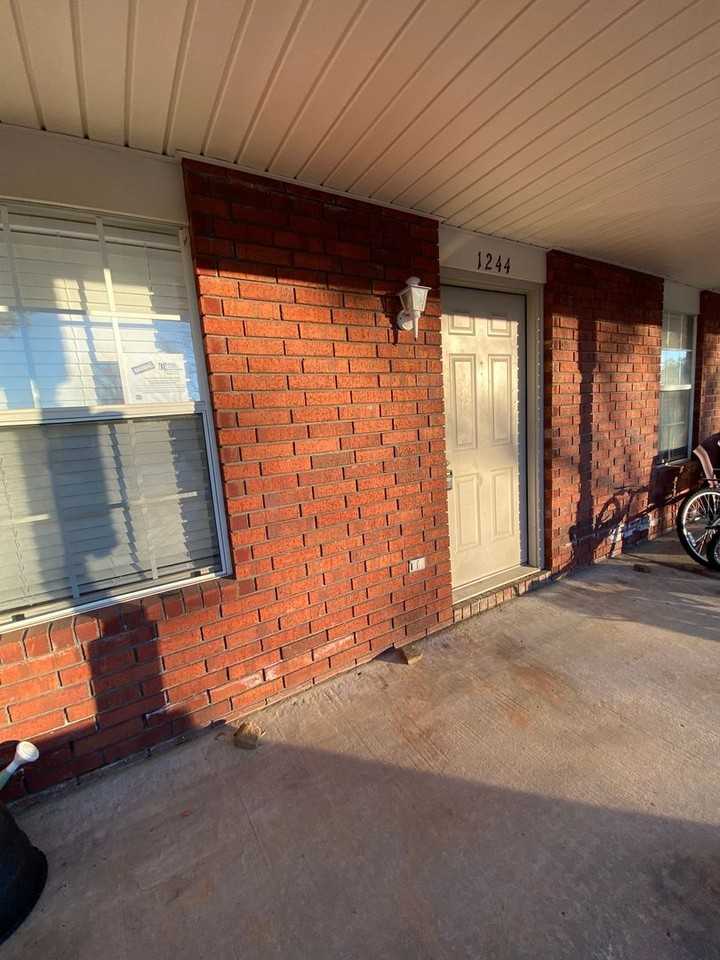 1244 N Iron Horse Dr - Photo 2 of 23