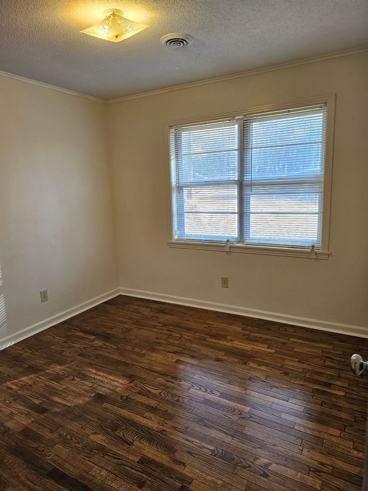 10405 Godwin Rd - Photo 2 of 7
