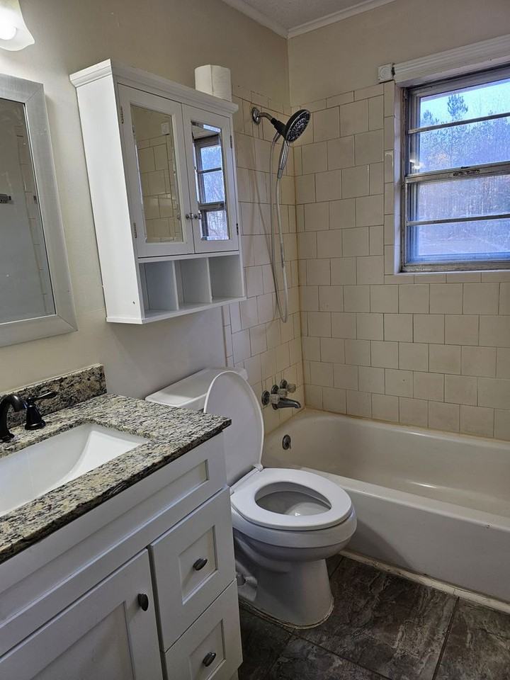 10405 Godwin Rd - Photo 3 of 7