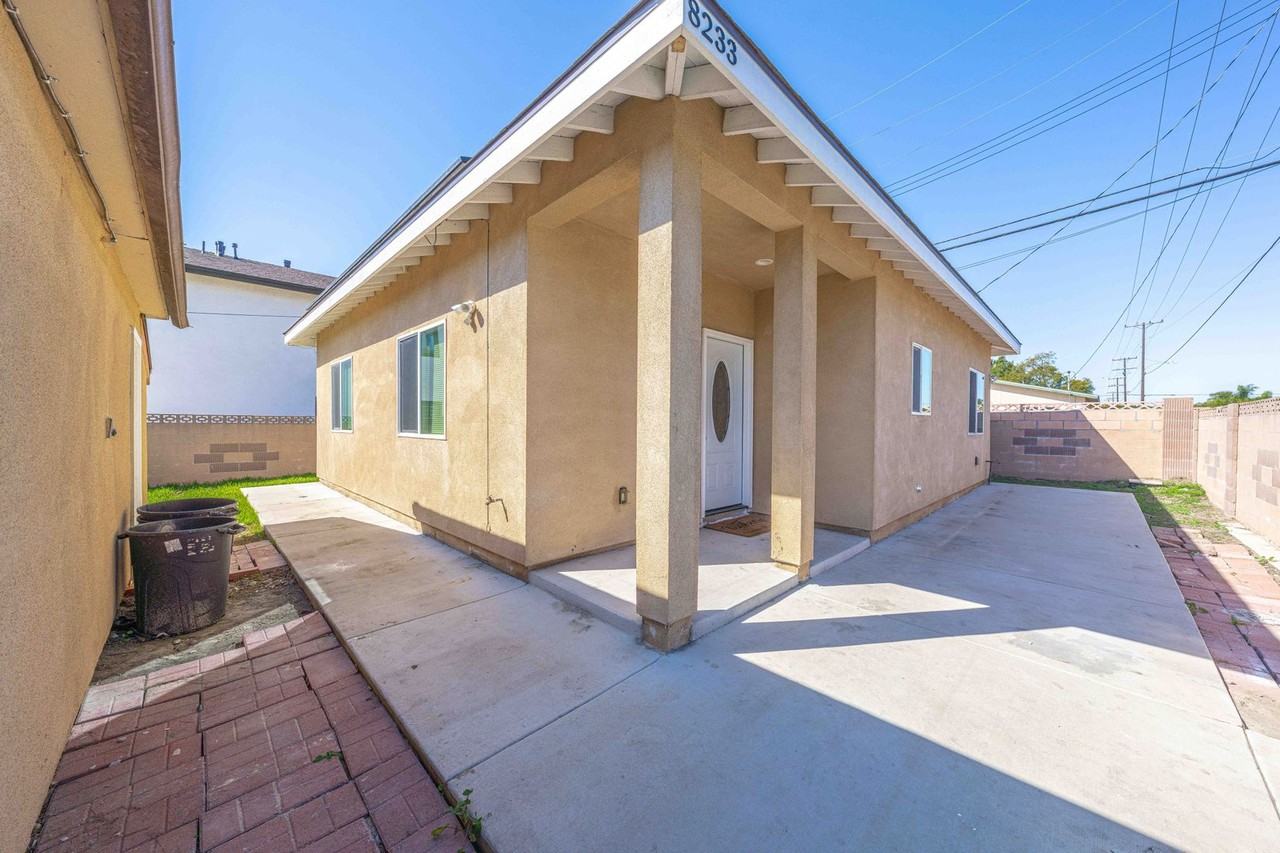 8233 19th St - Photo 2 of 25