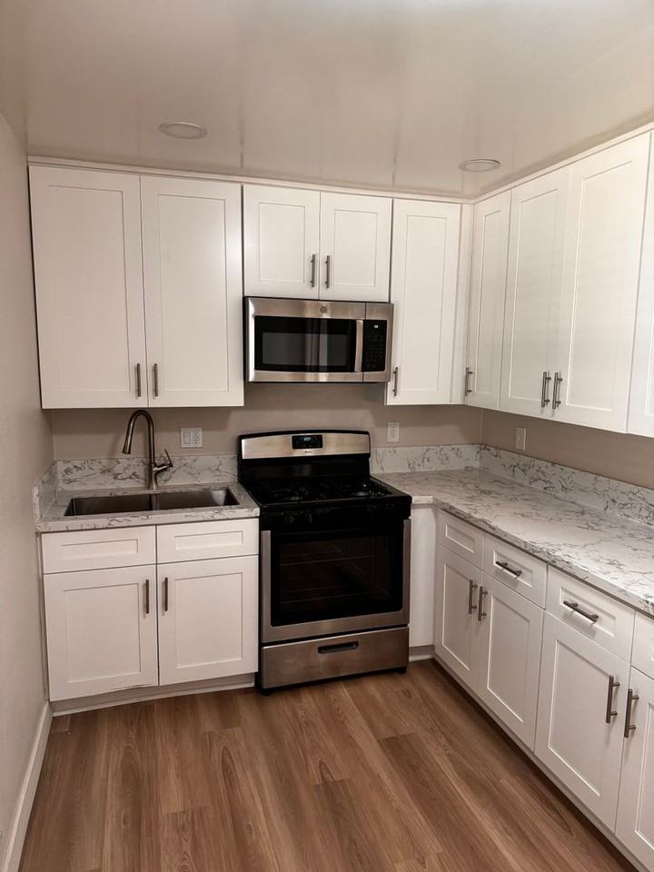 111 S Flower Ave - Photo 2 of 12