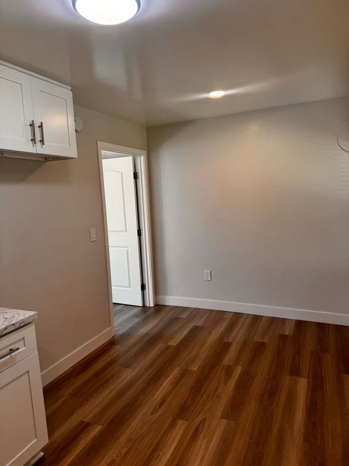 111 S Flower Ave - Photo 3 of 12