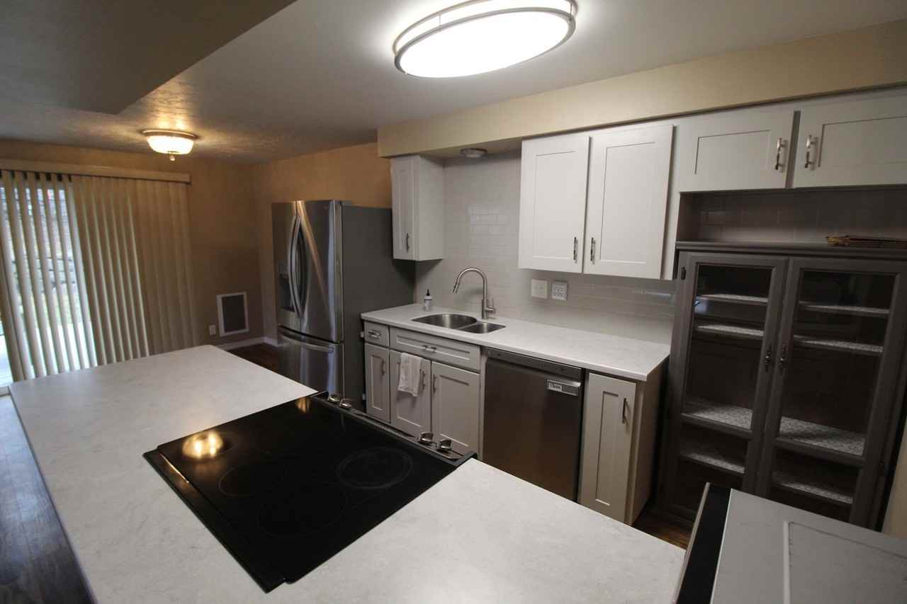 914 Summit Dr - Photo 2 of 26