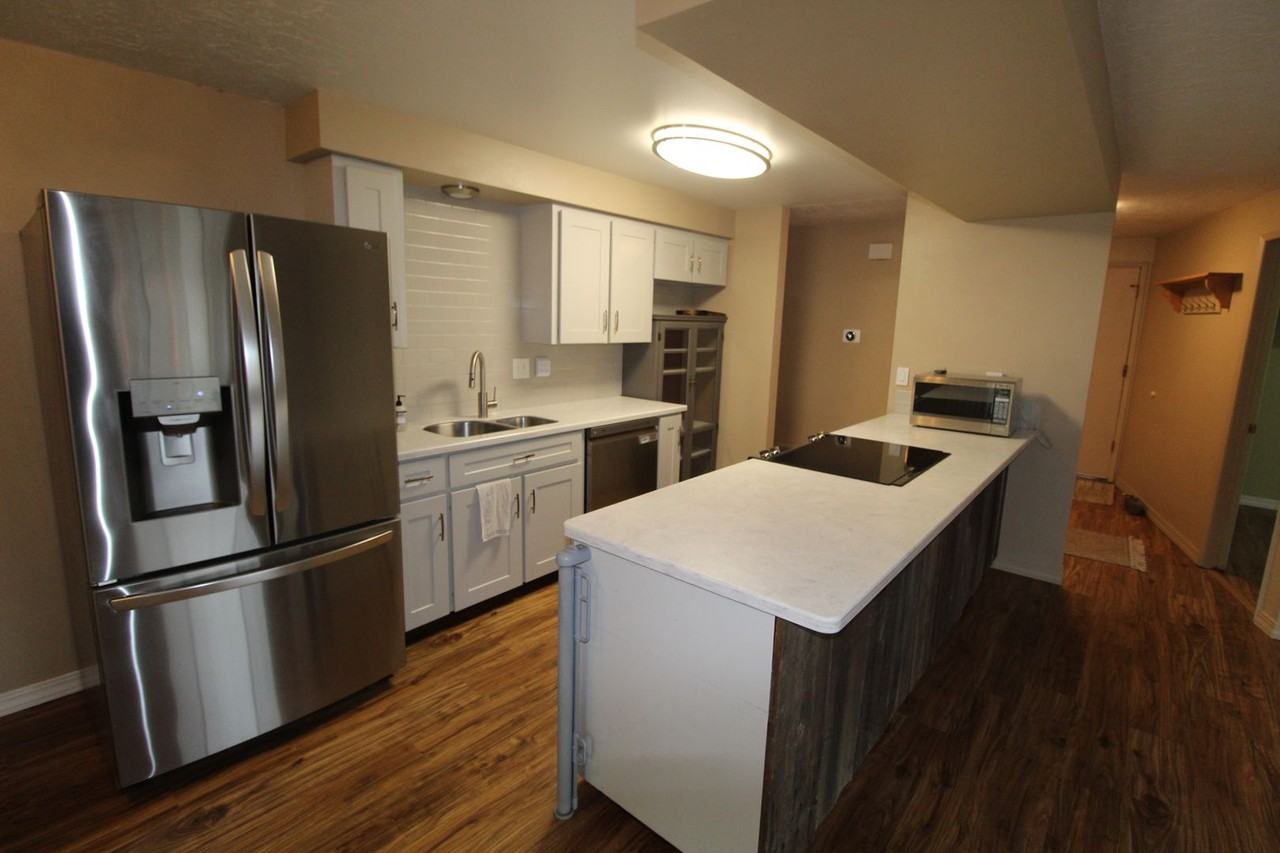 914 Summit Dr - Photo 3 of 26