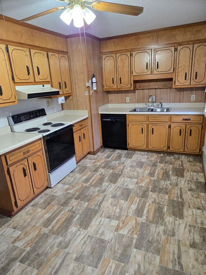 2923 Celeste Dr - Photo 5 of 20