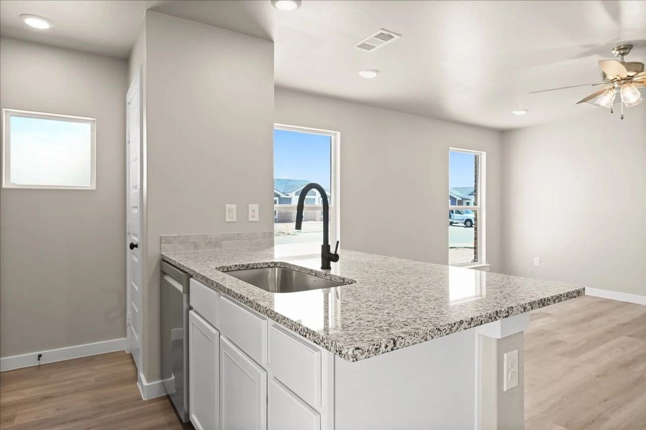 14502 Paris Ave - Photo 3 of 7