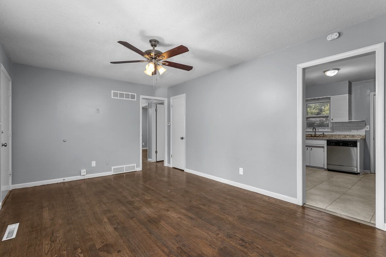 9104 Richards Dr - Photo 2 of 27