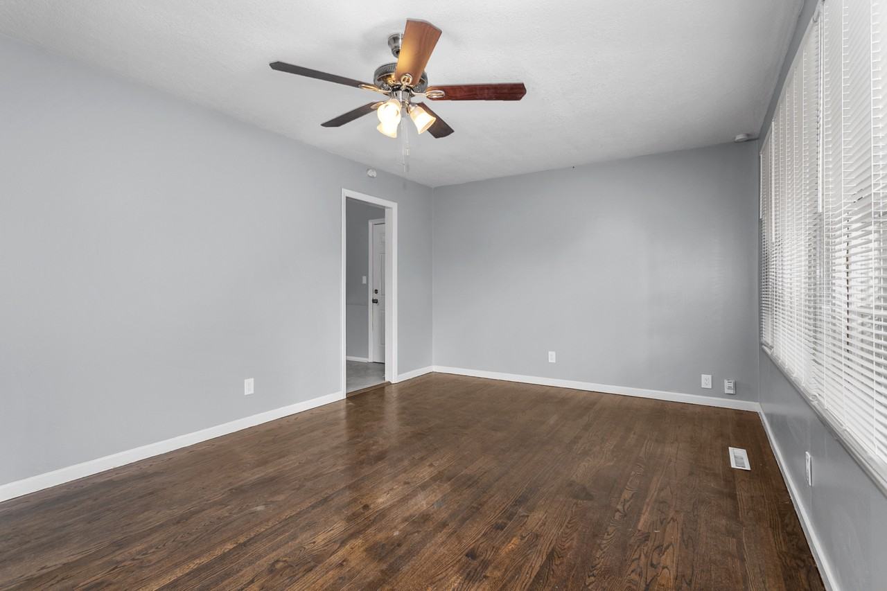 9104 Richards Dr - Photo 3 of 27