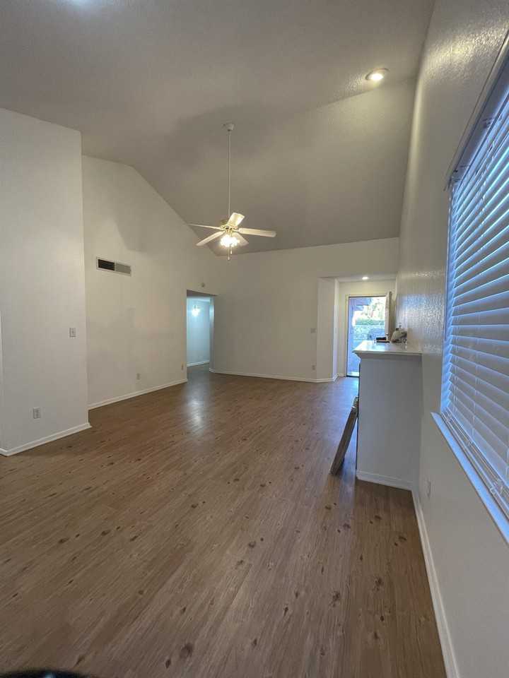 2217 King James Pl - Photo 4 of 14