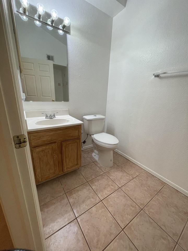 2217 King James Pl - Photo 2 of 14