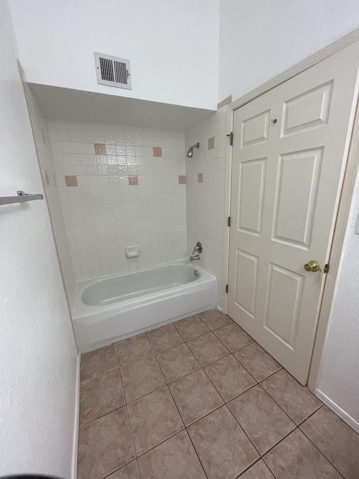 2217 King James Pl - Photo 5 of 14