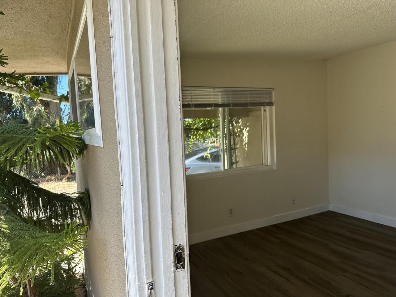 715 1/2 S Cedros Ave