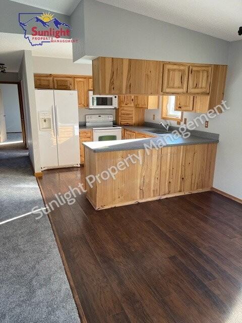 413 Stillwater Dr - Photo 3 of 19